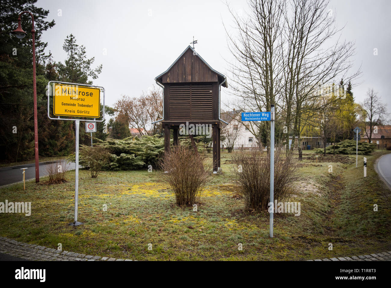 28. März 2019, Sachsen, Mühlrose: Eingang des Dorfes Mühlrose in der Lausitz. Der Vertrag für die Umsiedlung des Dorfes zwischen den Gemeinden Trebendorf und Schleife und das Energieunternehmen Leag es unterzeichnet wurde. Mühlrose ist eines der letzten Dörfer in der Lausitzer Bezirk zu Weg zu braun Kohle, die am Anfang der 2030 s ausgebaggert werden. Lausitz Energie Bergbau AG rechnet mit einem Produktionsvolumen von 150 Millionen Tonnen Kohle. Die neue Mühle Rose liegt dann in der Schleife sieben Kilometer entfernt. Foto: Oliver Killig/dpa-Zentralbild/dpa Stockfoto