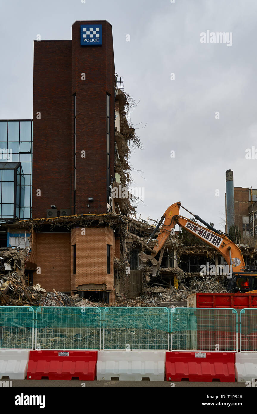 Glasgow, Vereinigtes Königreich: 28. März 2019 - Abriss der ehemaligen Strathclyde Police Headquarters fort, wodurch Platz für einen New Holland Park Hotel Entwicklung Credit: Pawel Pietraszewski/Alamy leben Nachrichten Stockfoto