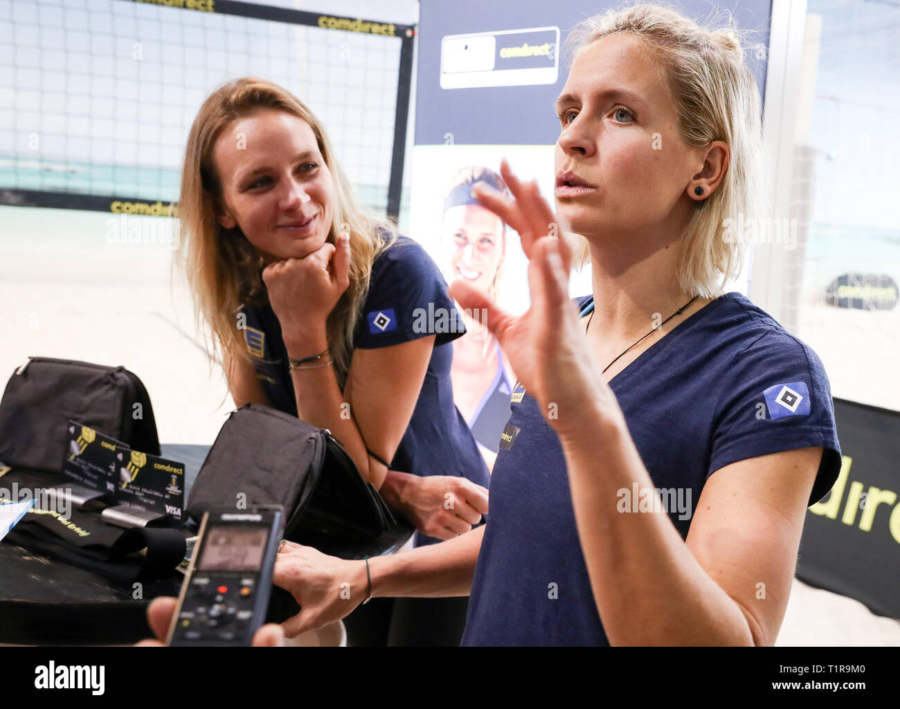 28 Marz 2019 Hamburg Margareta Kozuch Und Laura Ludwig R Aus Der Deutschen Beach Volleyball Team Wahrend Eines Interviews Auf Medien Tag Am Olympiastutzpunkt In Hamburg Foto Christian Charisius Dpa Stockfotografie Alamy