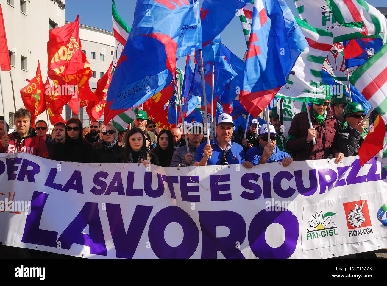 Padua, Italien, 28. März 2019. Acht Stunden Streik der Veneto engineering Arbeitnehmer gegen die zahlreichen Todesfälle bei der Arbeit. 1133 Todesfälle bei der Arbeit im Jahr 2018 und 141 Todesfälle bei der Arbeit in den ersten drei Monaten 2019 in Italien. Auf der Plattform die Vertreter der Gewerkschaften, die Schwestern und die Witwen der Arbeiter, die bei der Arbeit gestorben und der Bürgermeister von Padua. Die Veranstaltung hieß "oder Sie stoppen die' gegen das Tempo der Arbeit mehr und mehr verzweifelte oder. Credit: Ferdinando Piezzi/Alamy leben Nachrichten Stockfoto