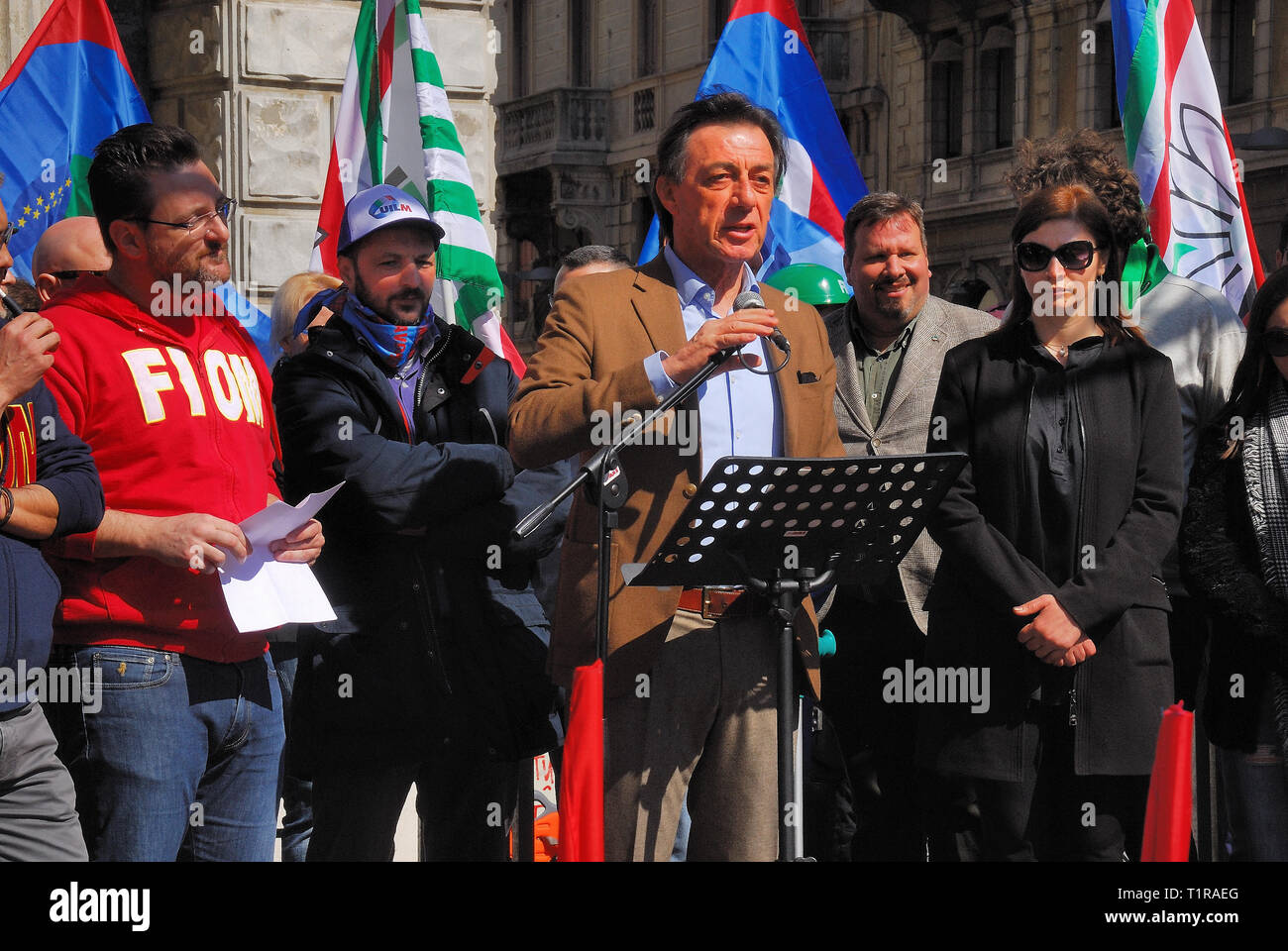 Padua, Italien, 28. März 2019. Acht Stunden Streik der Veneto engineering Arbeitnehmer gegen die zahlreichen Todesfälle bei der Arbeit. 1133 Todesfälle bei der Arbeit im Jahr 2018 und 141 Todesfälle bei der Arbeit in den ersten drei Monaten 2019 in Italien. Auf der Plattform die Vertreter der Gewerkschaften, die Schwestern und die Witwen der Arbeiter, die bei der Arbeit gestorben und der Bürgermeister von Padua. Credit: Ferdinando Piezzi/Alamy leben Nachrichten Stockfoto