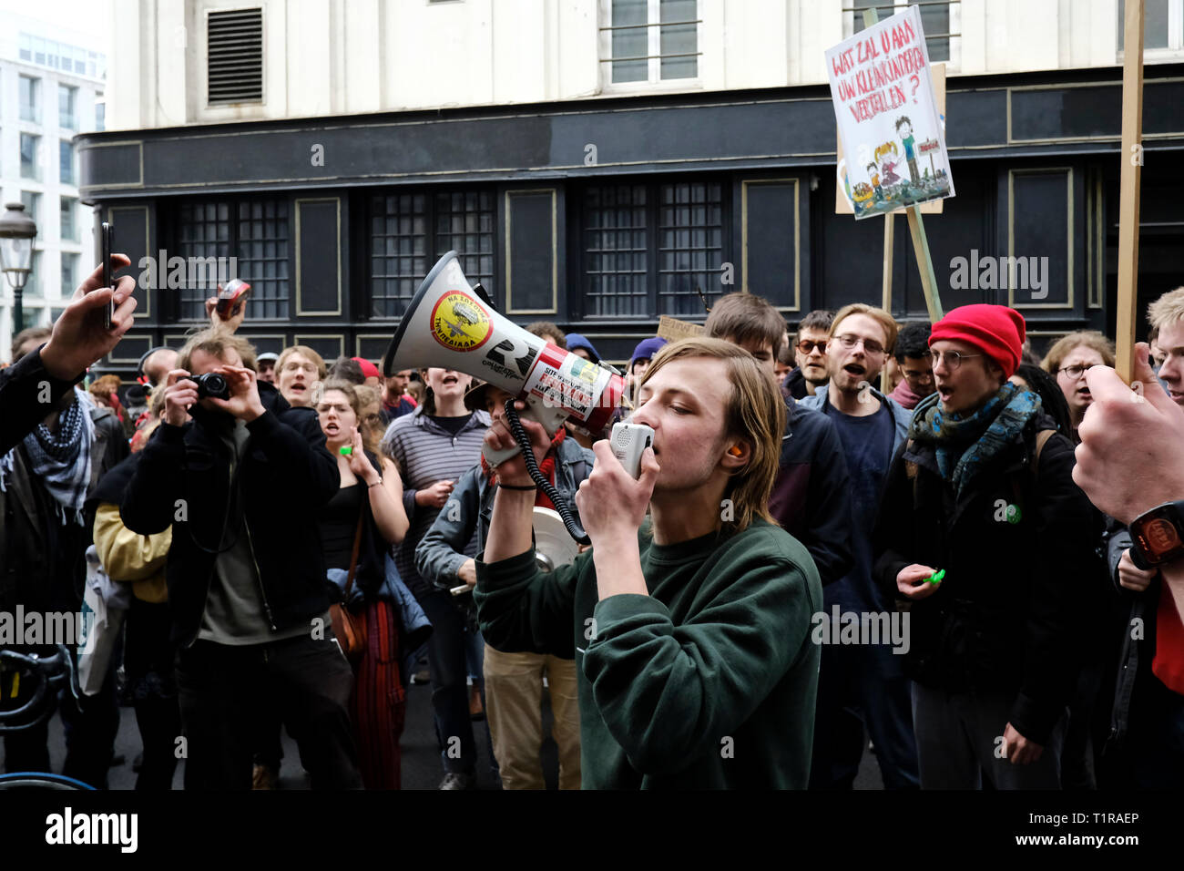 Brüssel, Belgien. Am 28. März 2019. Klima Aktivisten versammeln sich vor dem belgischen Parlament für Klimagerechtigkeit zu behaupten. Später am Tag, dem belgischen Parlament wird über das Klima diskutiert. Alexandros Michailidis/Alamy leben Nachrichten Stockfoto