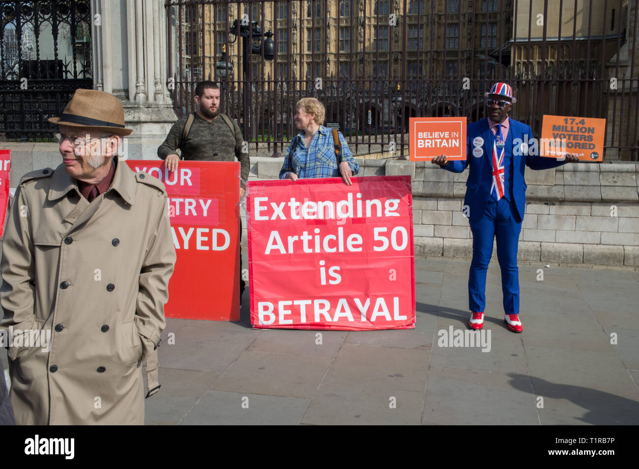 London, Großbritannien. 28. März, 2019. Pro-Brexit Mitkämpfer aus Seite die Häuser des Parlaments als Brexit Patt vertieft. Credit: Thabo Jaiyesimi/Alamy leben Nachrichten Stockfoto