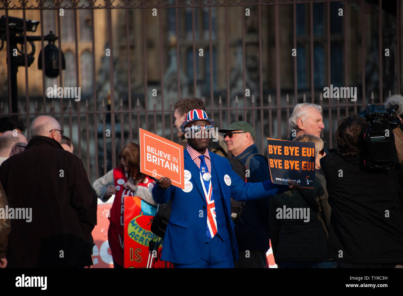 London, Vereinigtes Königreich 28. März 2019. Ein pro brexit Demonstrator außerhalb von Westminster Abbey. Kredit Sandip Savasadia/Alamy leben Nachrichten Stockfoto