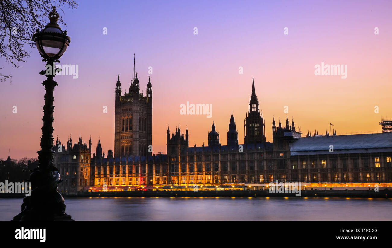 Westminster, London, UK, 28. März 2019. Eine trübe, aber bunt Sonnenuntergang endet Ein turbulenter Tag in Westminster, vor der ursprünglich festgelegten Tag der Brexit (jetzt wahrscheinlich verschoben werden). Credit: Imageplotter/Alamy leben Nachrichten Stockfoto