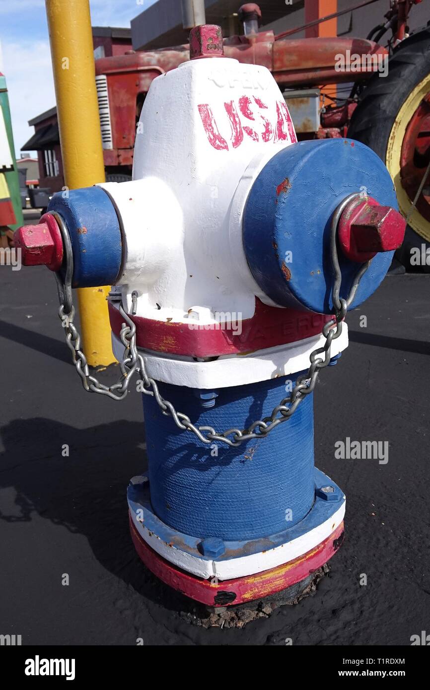 Ein hydrant ist Rot, Weiß und Blau in ein Symbol des Patriotismus in Page, Arizona. Stockfoto