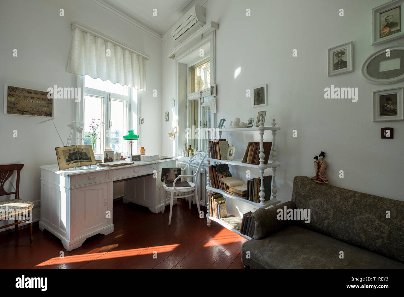 Der russische Schriftsteller Michail Bulgakow's Home, jetzt ein Museum in Kiew, Ukraine. Die Zimmer kombinieren Artefakte und Einstellungen von seiner Romane. Büro. Stockfoto