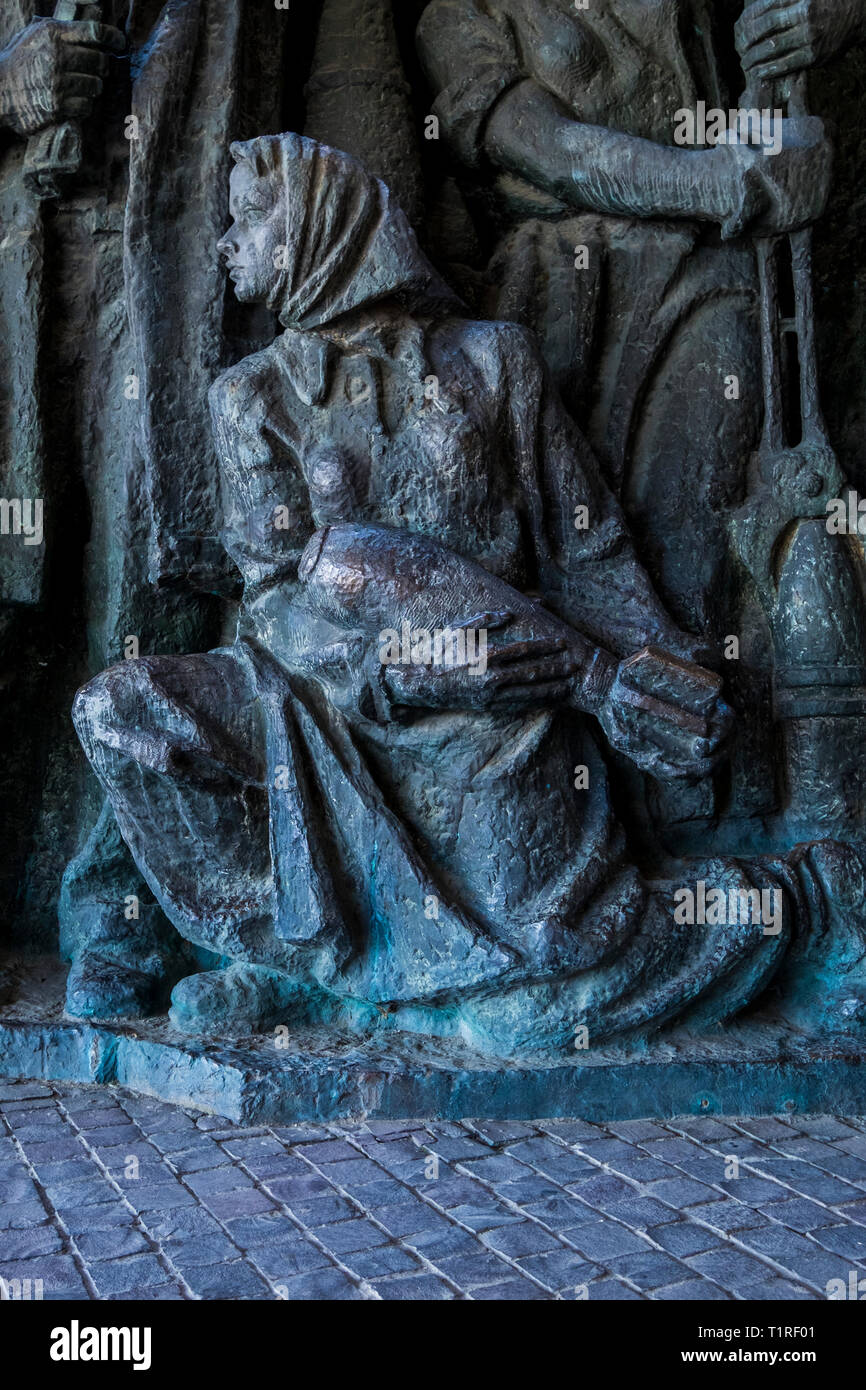 Die Allee der Helden Städte in Kiew, Ukraine. Eine Reihe von monumentalen bronze Friese, Darstellung der Ukraine wwii kampf gegen die Nazis. Stockfoto