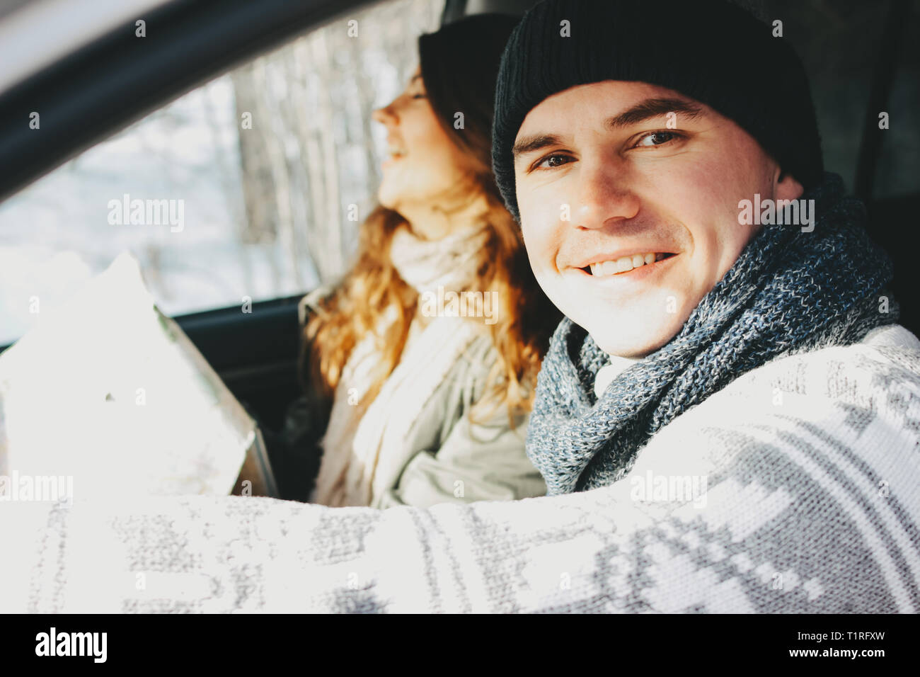 Das glückliche Paar junger Mann und eine Frau im Auto mit der Karte auf Papier. Reisen Love Story Stockfoto