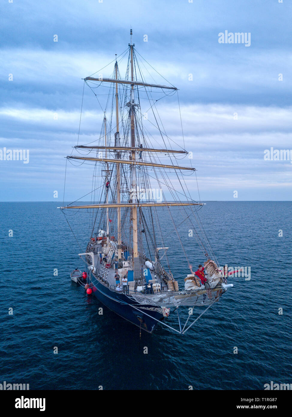 Die Sail Training ship Leeuwin II in der Nähe von Big Ratte Insel Houtman Abrolhos verankert. Die Houtman Abrolhos Inseln liegen 60 Kilometer vor der Küste o Stockfoto