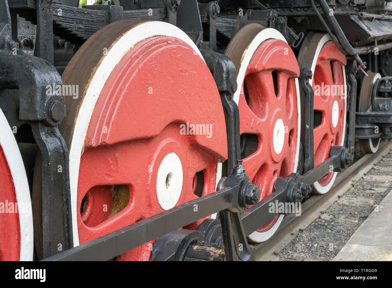 Red großen eisernen Räder eines alten Vintage Lokomotive auf die Bahn. Räder der Lokomotive. Die großen Räder. Stockfoto