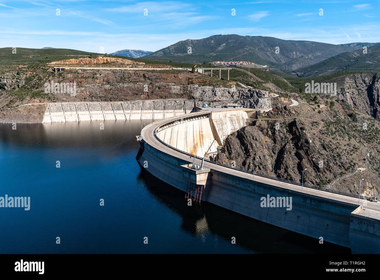 Die Atazar Reservoir und Damm in der Bergkette von Madrid Stockfoto