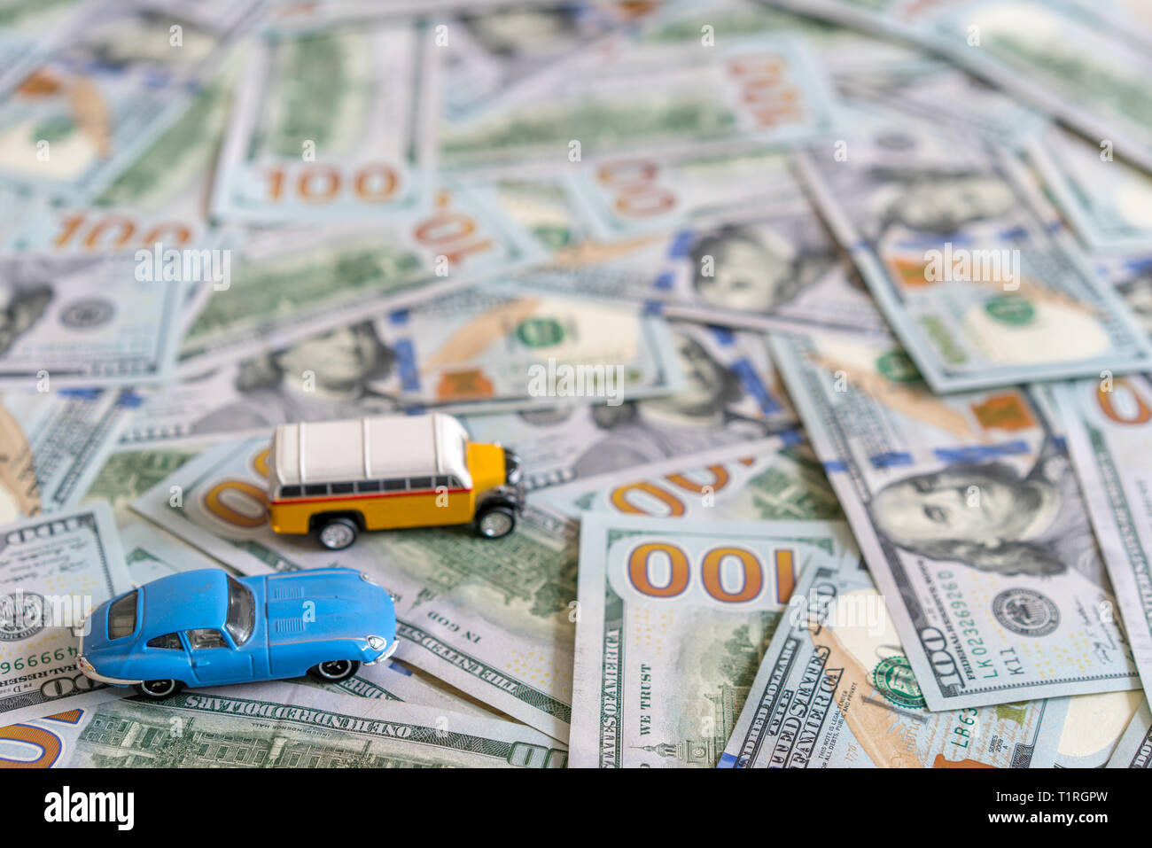 Zwei Spielzeug Autos auf Geld american Banknote Hintergrund Stockfoto