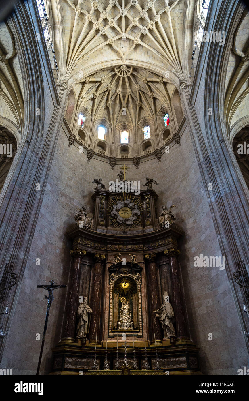 Sept 2018 - Segovia, Castilla y Leon, Spanien - Segovia Kathedrale Hochaltar. Es war die letzte gotische Kathedrale in Spanien gebaut, während der sixteent Stockfoto