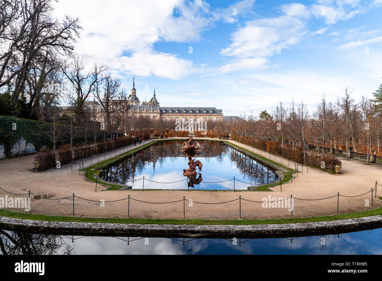 Dez 2018 - La Granja de San Ildefonso, Segovia, Spanien Aussicht von Fuente de la Carrera de caballos und Royal Palace im Herbst. Der königliche Palast und die Ga Stockfoto