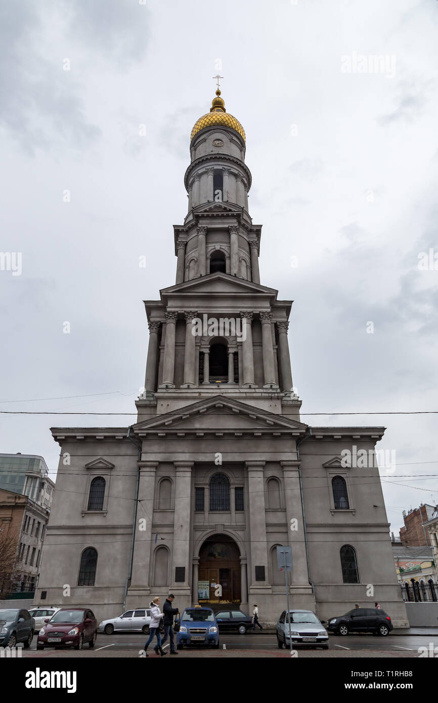 Dez 2017, Charkiw, Ukraine: Die Annahme, oder 1352 Kathedrale, mit einem 90-m-Turm ist das höchste in Charkow. Es war die Hauptkirche von Kharki Stockfoto