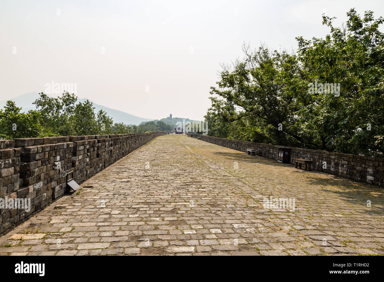 Mai 2017 - Nanjing, Jiangsu, China - ein Teil der alten Stadtmauer in der Nähe der Ming Dynastie Jiming Tempel. Zijin Berg ist weit sichtbar. Nanjing hat Stockfoto