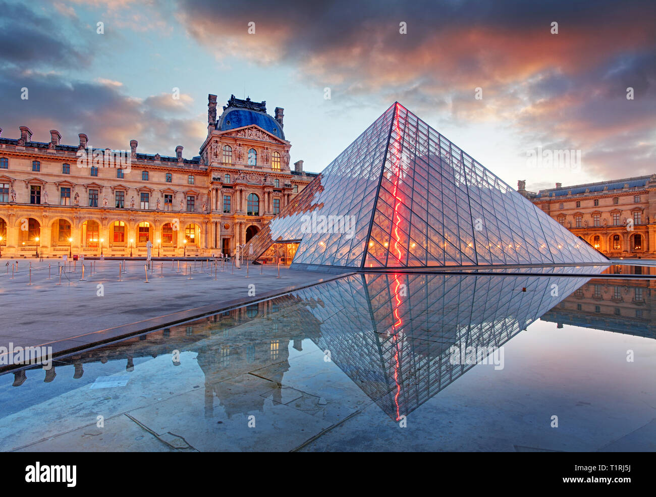 Paris, Frankreich, 9. Februar 2015: Der Louvre ist eines der größten Museen der Welt und ein historisches Monument. Ein zentrales Wahrzeichen von Paris, Frankreich Stockfoto