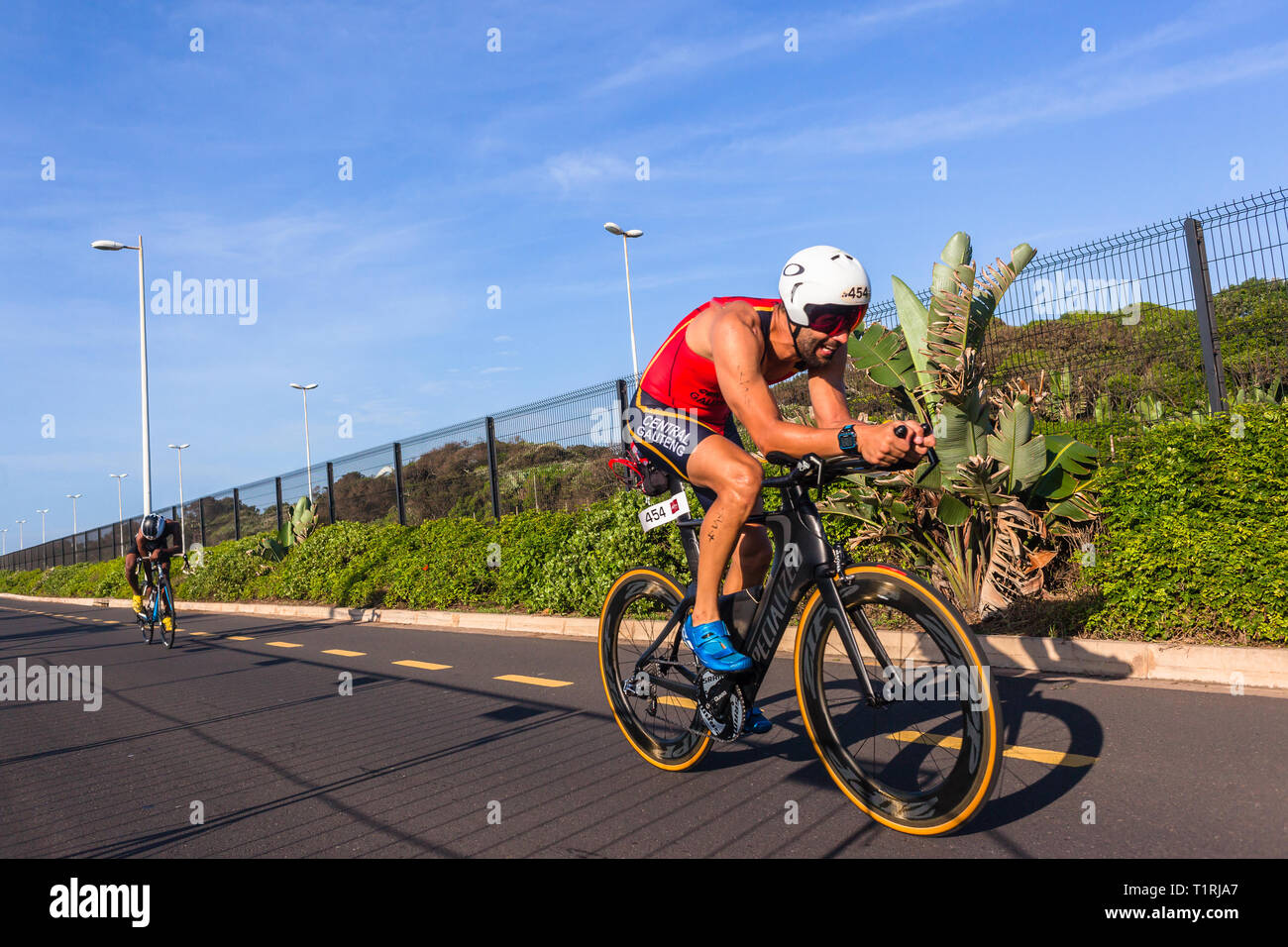 Triathlon nationalen Champs Durban, Südafrika - März 24, 2019: Athleten radfahren Action morgen Straße Kurs zweite Bein des triathlon Rennen. Stockfoto