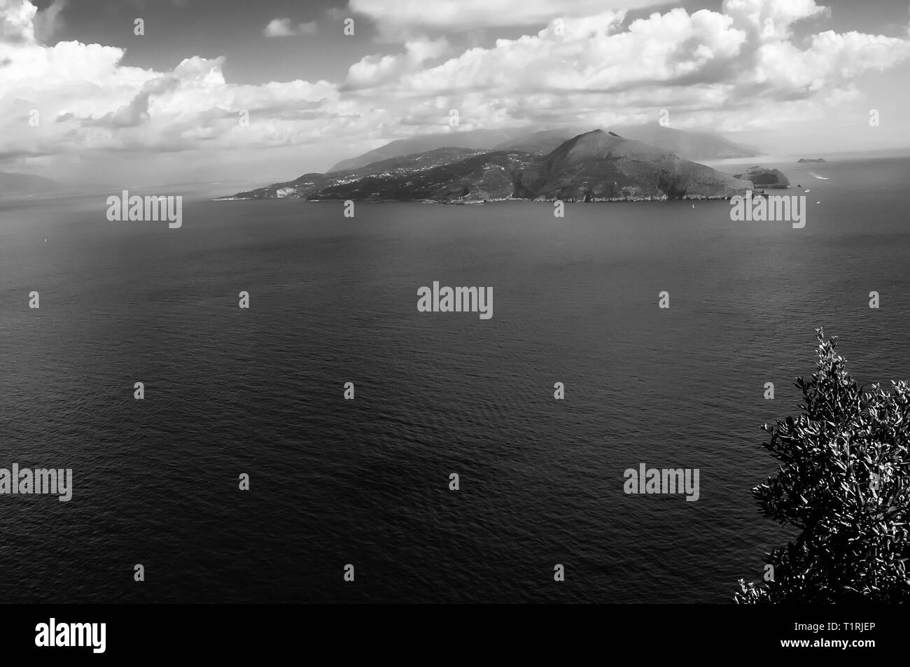 Schwarze und weiße Aussicht auf den Golf von Neapel und Punta Campanella Stockfoto