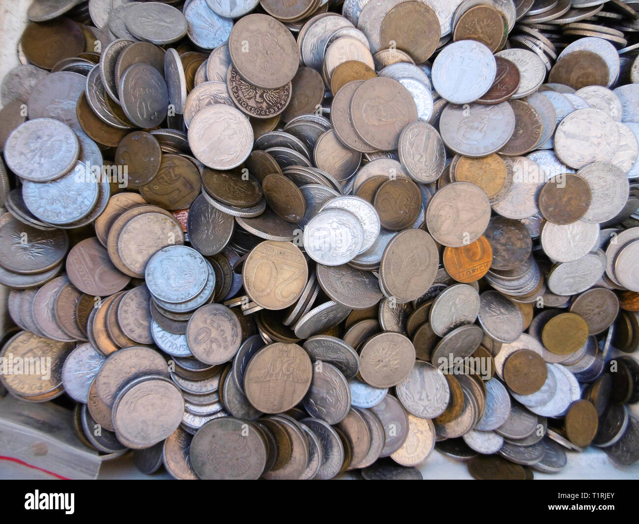 Jelenia Góra - Polen/27. September 2018, den Stapel der alten kommunistischen Münzen der nationalen Währungen in Polen Stockfoto