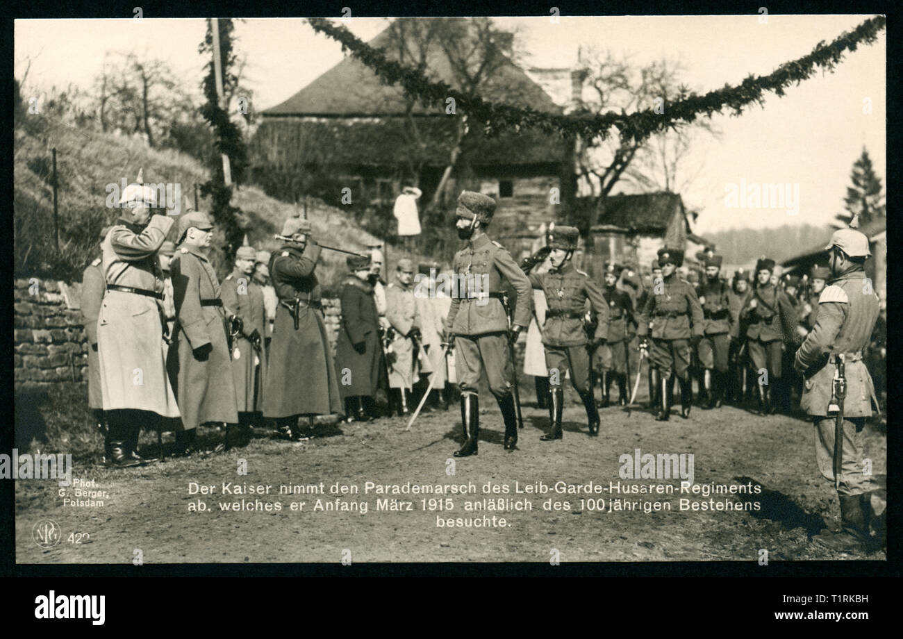 Deutschland, WW I, original Text der Foto: "Der Kaiser die Parade der Husar Garde Regiment nimmt, dieses Regiment für die Feier des 100 Jahr der Existenz", Postkarte besucht, Fotograf G. Berger, Potsdam (es gibt keine weitere Informationen über den Fotografen). , Additional-Rights - Clearance-Info - Not-Available Stockfoto