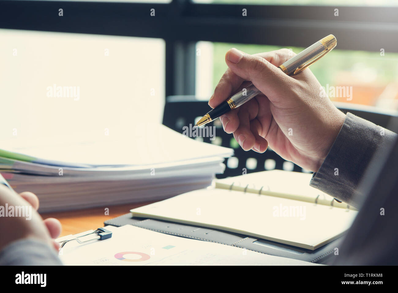 Business und Finanzen Konzept des Büros arbeiten, Geschäftsmann mit Smartphone und diskutieren Investment business plan im Büro Stockfoto