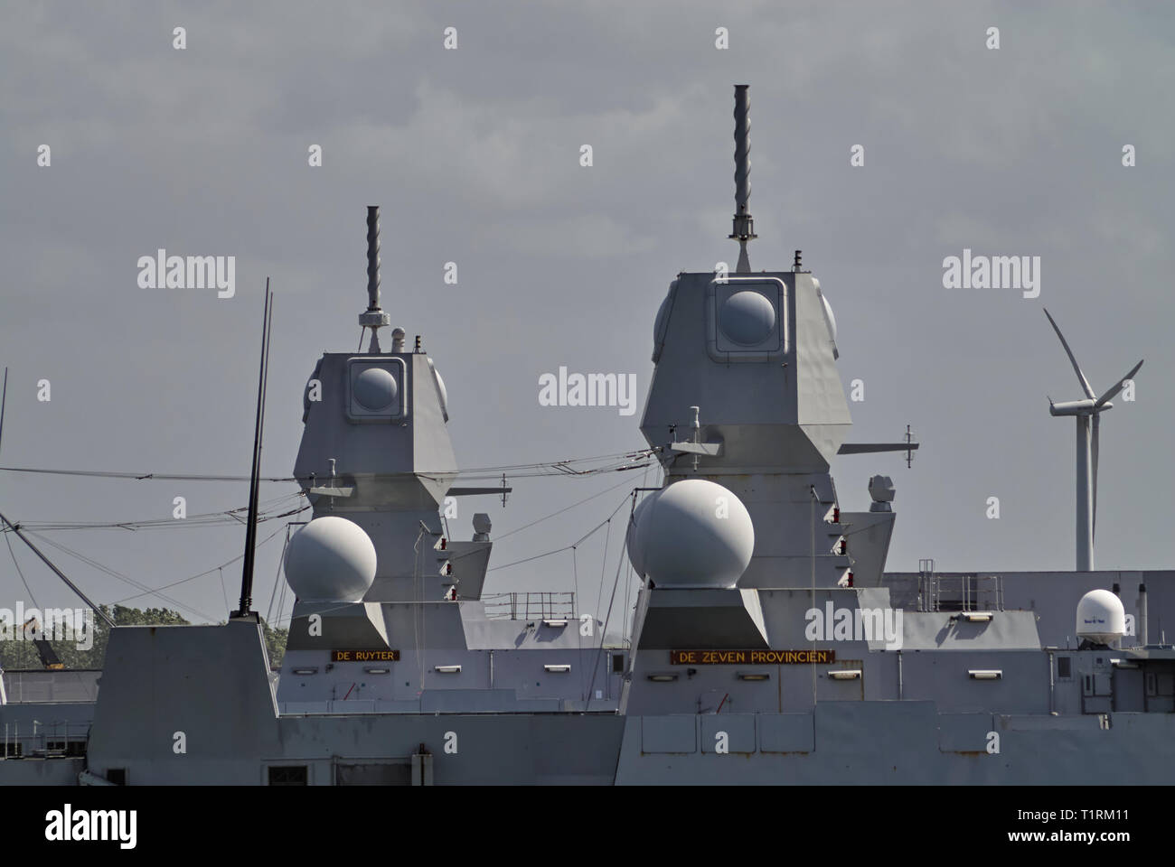Details der Waffensysteme auf 2 Dtch Marine Fregatten günstig in den Header Port im Mai. De Ruyter und De sieben Provinicien Kriegsschiffe. Stockfoto
