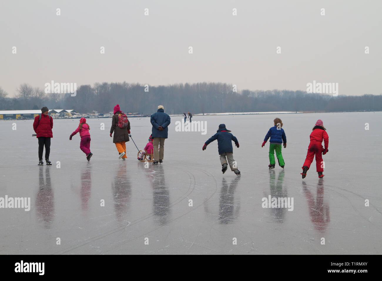 Kinder, Jugendliche und Erwachsene mit Schlittschuhlaufen auf dem See Nieuwe Meer Amsterdam in den Niederlanden. Stockfoto