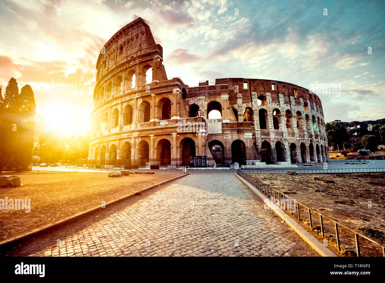 Das antike Kolosseum in Rom bei Sonnenuntergang Stockfoto