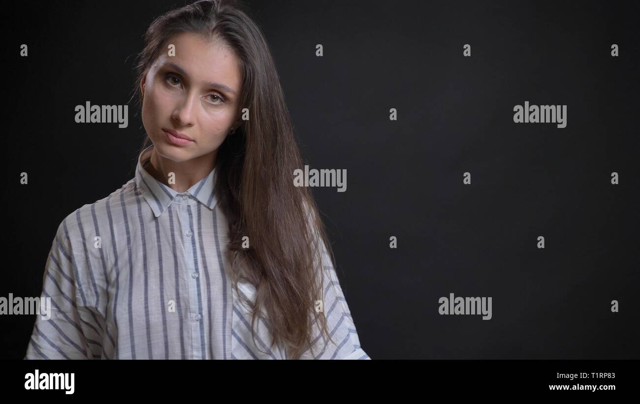Closeup Shooting für junge attraktive kaukasischen Frauen fashion model vor der Kamera posiert gerade auf der Suche Stockfoto
