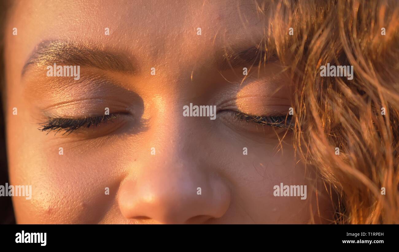 Close-up eye-Portrait von hübschen lockigen Haaren kaukasische Mädchen mit geschlossenen Augen. Stockfoto