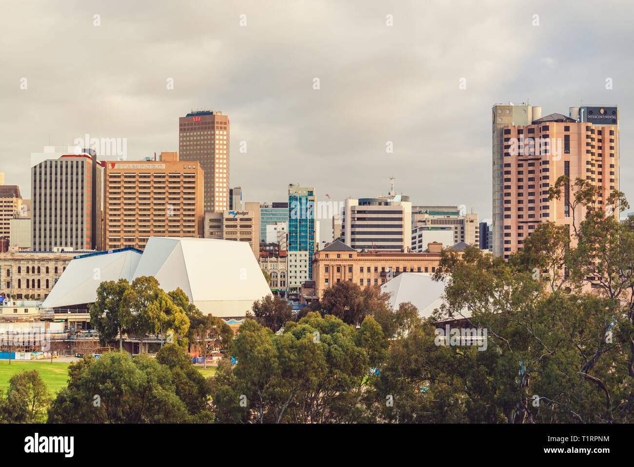 Adelaide, Südaustralien - September 24, 2017: Adelaide City Skyline vom Oval über Elder Park an einem bewölkten Tag gesehen Stockfoto