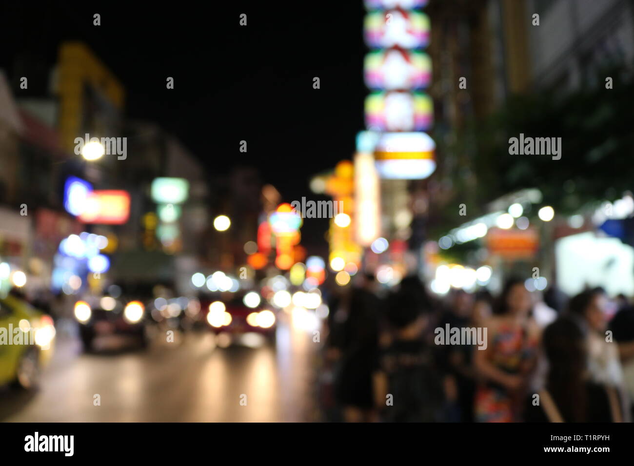 Unscharfer Hintergrund Nacht Stadt Straße, Fahrbahn, Auto leuchtet. Travel Concept: Bokeh Licht Stockfoto