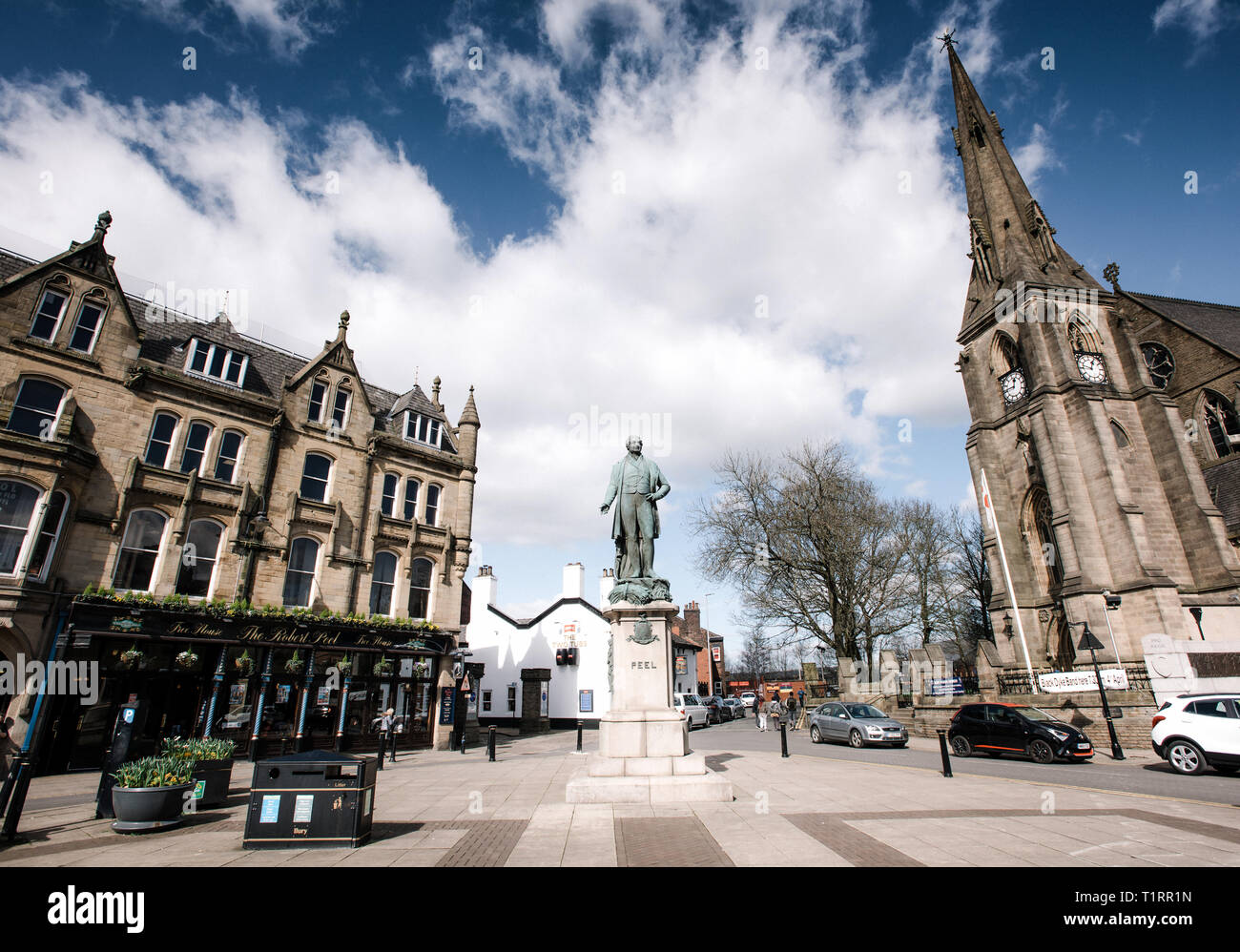 Sir Robert Peel Statue mit der Pfarrkirche St. Maria, der Jungfrau, im Hintergrund. Bury, Lancashire. Stockfoto
