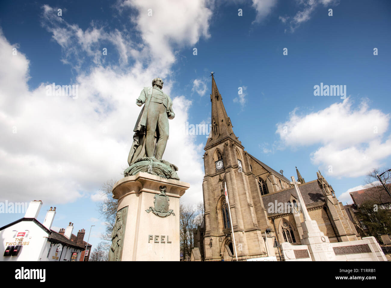 Sir Robert Peel Statue mit der Pfarrkirche St. Maria, der Jungfrau, im Hintergrund. Bury, Lancashire. Stockfoto