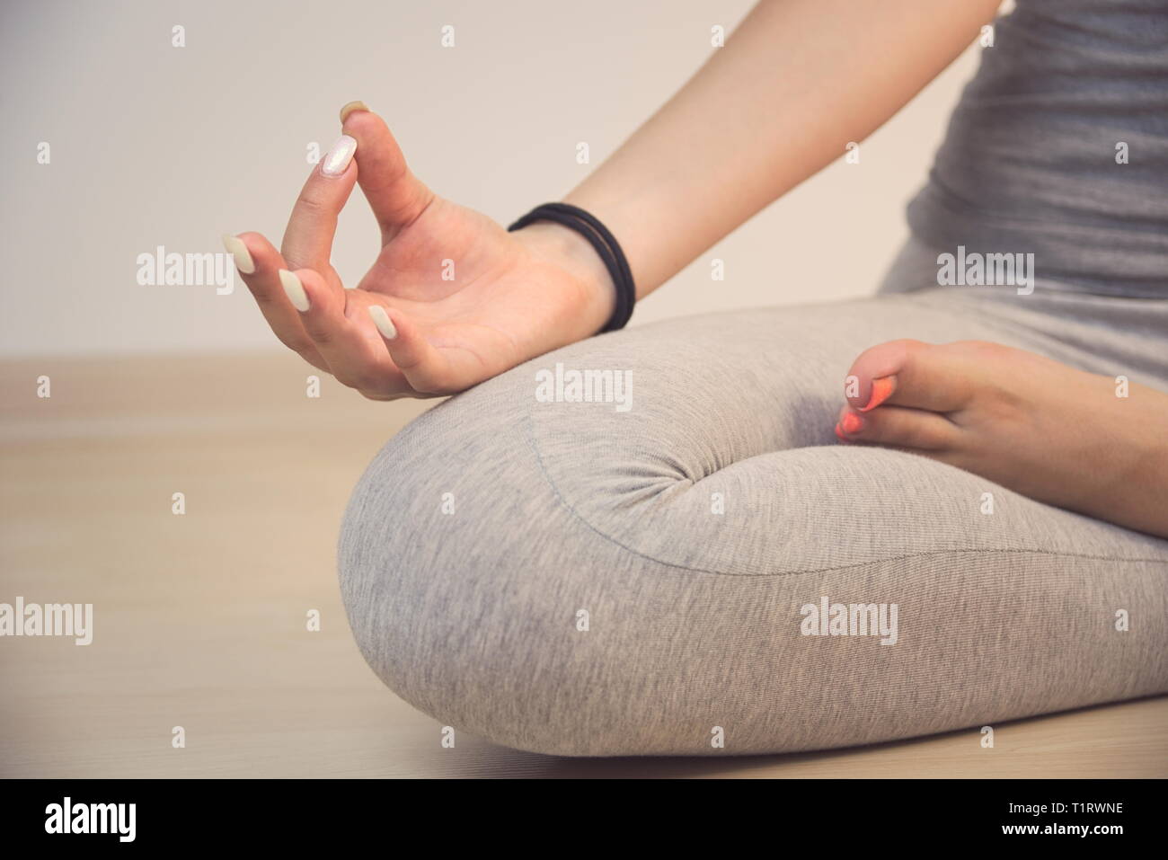 Jugendlich Mädchen Meditieren in den Türkischen Sitzposition Closeup Stockfoto