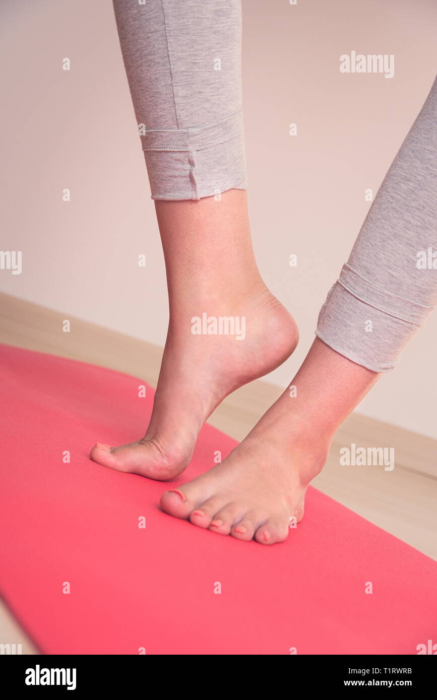 Die jugendlich Mädchen Füße auf rote Yogamatte Closeup Stockfoto