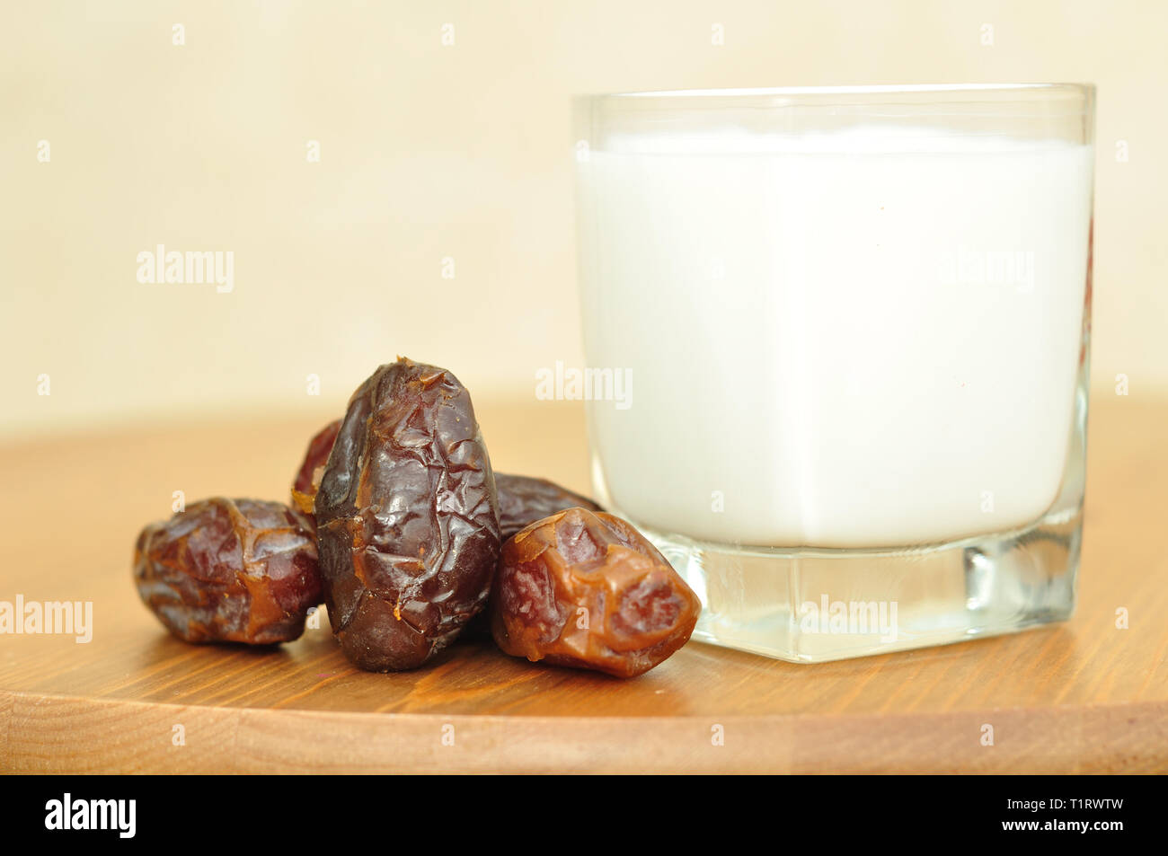 Israelische Termine von Medjoul Sortieren - die üppige und leckere Termine mit einem Glas Milch. Stockfoto