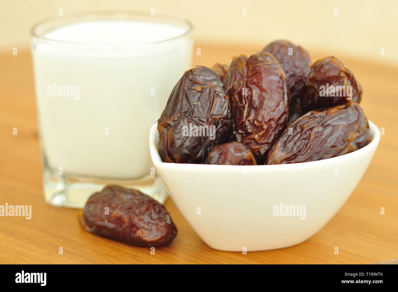 Israelische Termine von Medjoul Sortieren - die üppige und leckere Termine mit einem Glas Milch. Stockfoto