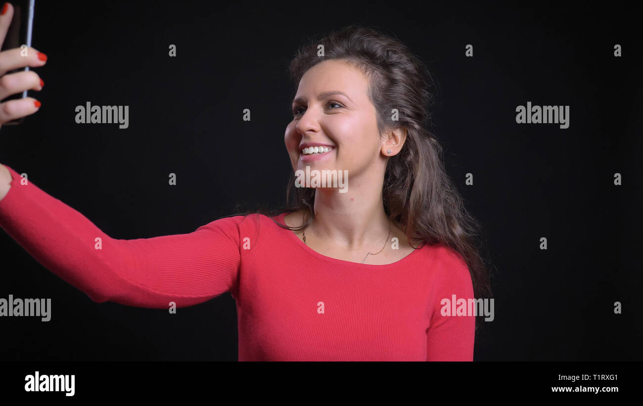 Closeup Portrait von attraktiven mittleren Alters kaukasischen unter selfies am Telefon und lächelnd vor der Kamera Stockfoto