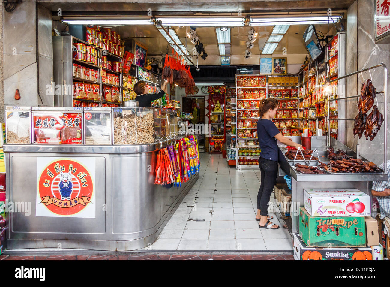 Bangkok, Thailand - 7. März 2017: eine chinesische Lebensmittelgeschäft an Yaowarat Road. Dies ist die Hauptstraße durch Chinatown. Stockfoto