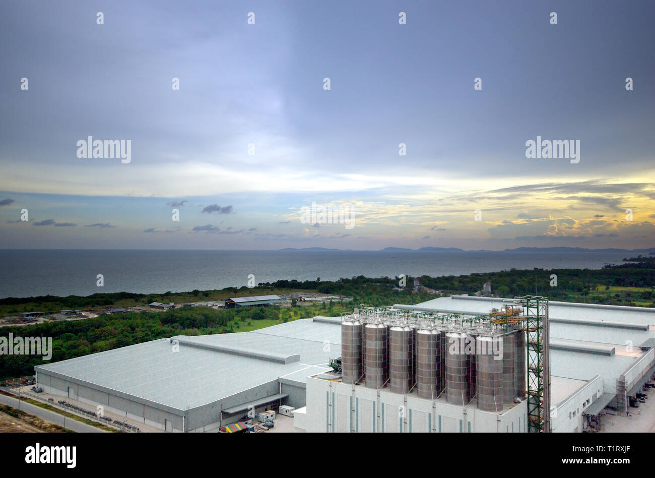 Wideview von Im Bau großer industrieller Mühle im Abendlicht Stockfoto