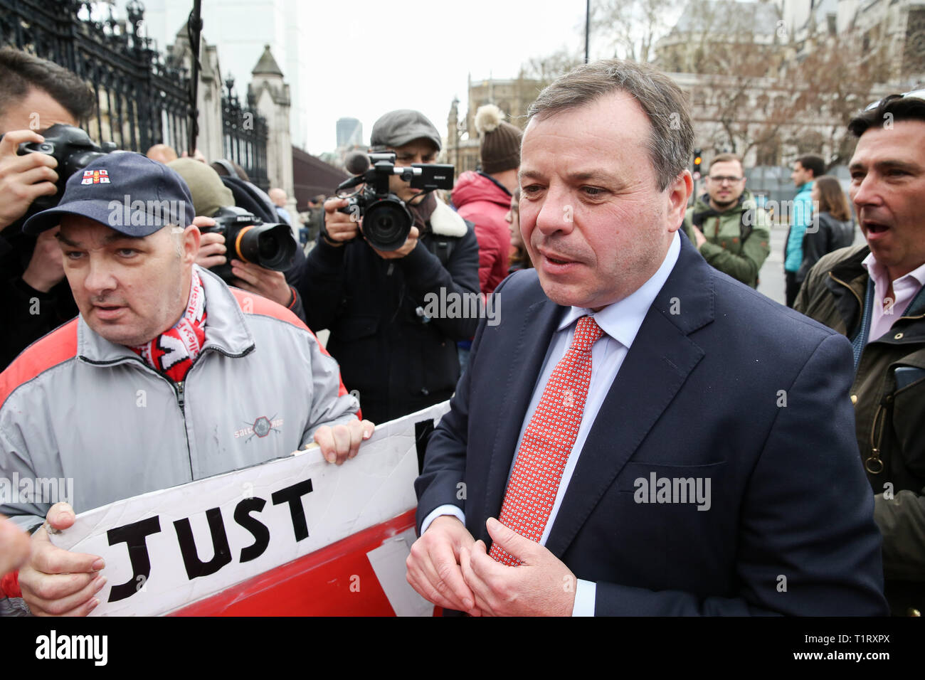 Aaron Banken, britischer Unternehmer und Mitbegründer der lassen EU-Kampagne wird beobachtet, als er mit Pro-Brexit Demonstranten außerhalb des Parlaments. Stockfoto