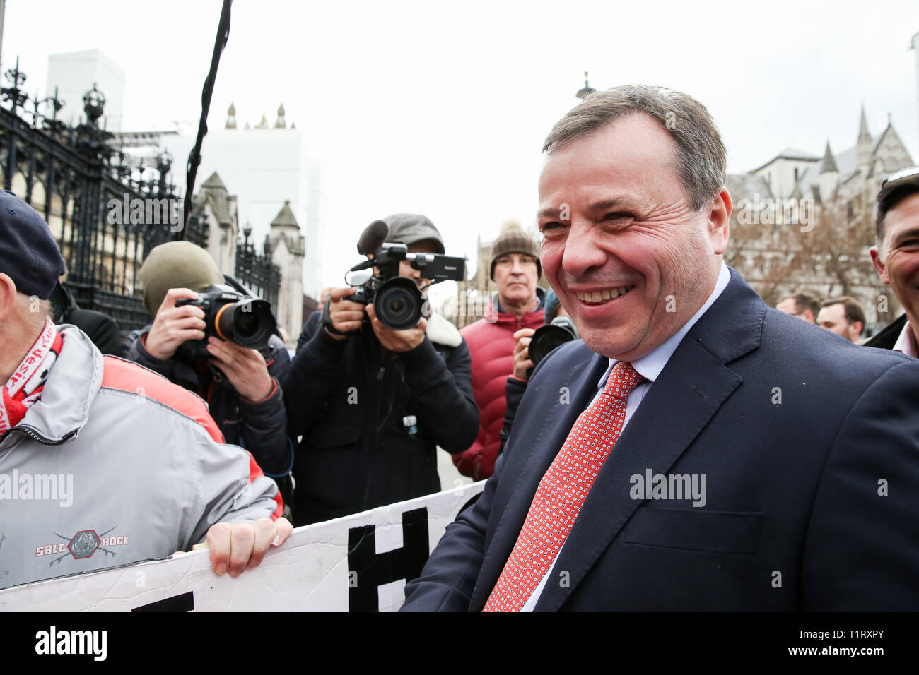 Aaron Banken, britischer Unternehmer und Mitbegründer der lassen EU-Kampagne wird beobachtet, als er mit Pro-Brexit Demonstranten außerhalb des Parlaments. Stockfoto