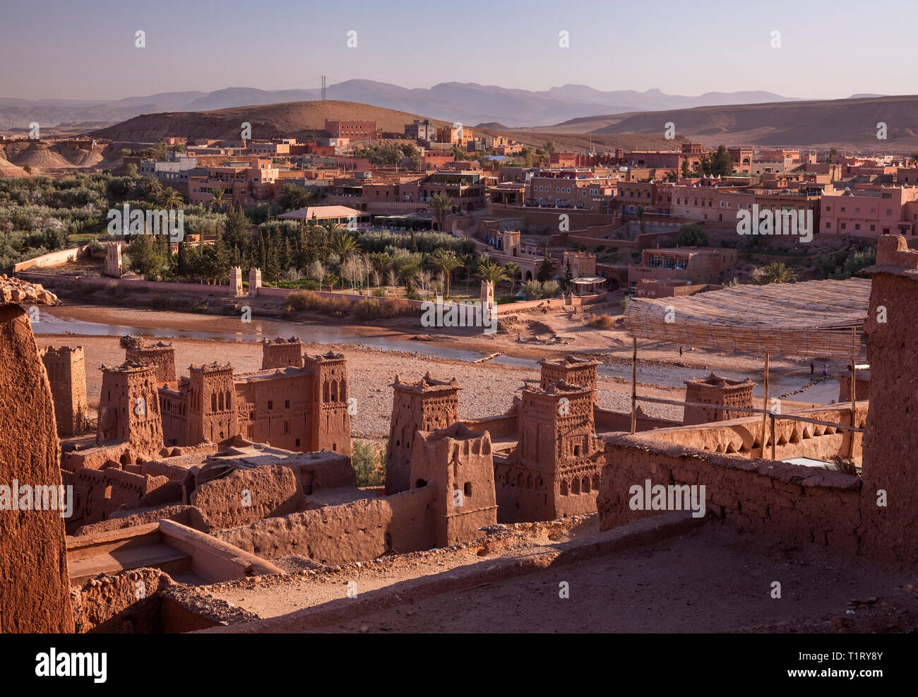 Das Ksar Aït-Ben-haddou Suchen in Richtung der Stadt Aït Benhaddou‌, Ouarzazate Provinz, Drâa-- Tafilalet, Marokko, Afrika. Stockfoto