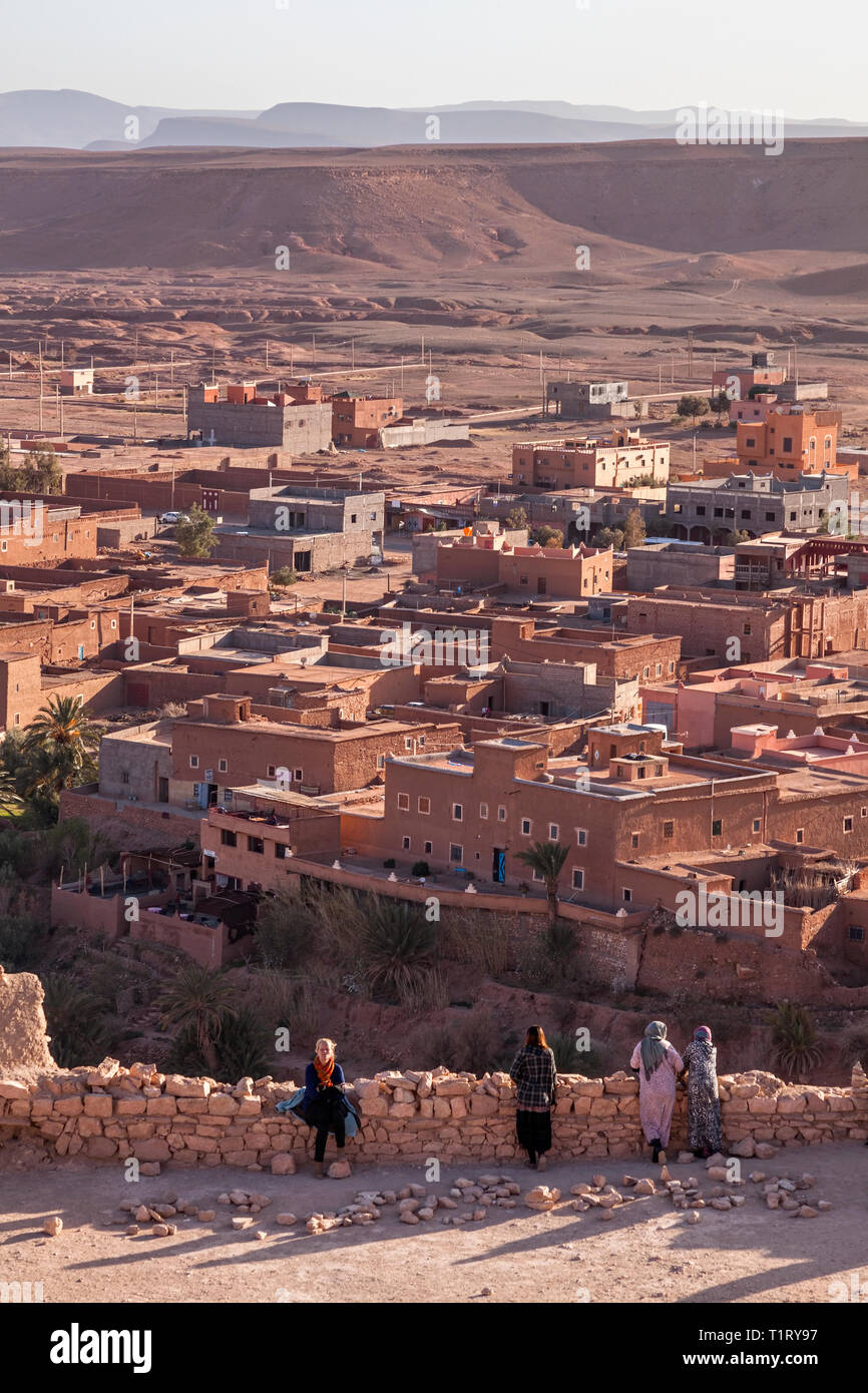 Das Ksar Aït-Ben-haddou Suchen in Richtung der Stadt Aït Benhaddou‌, Ouarzazate Provinz, Drâa-- Tafilalet, Marokko, Afrika. Stockfoto