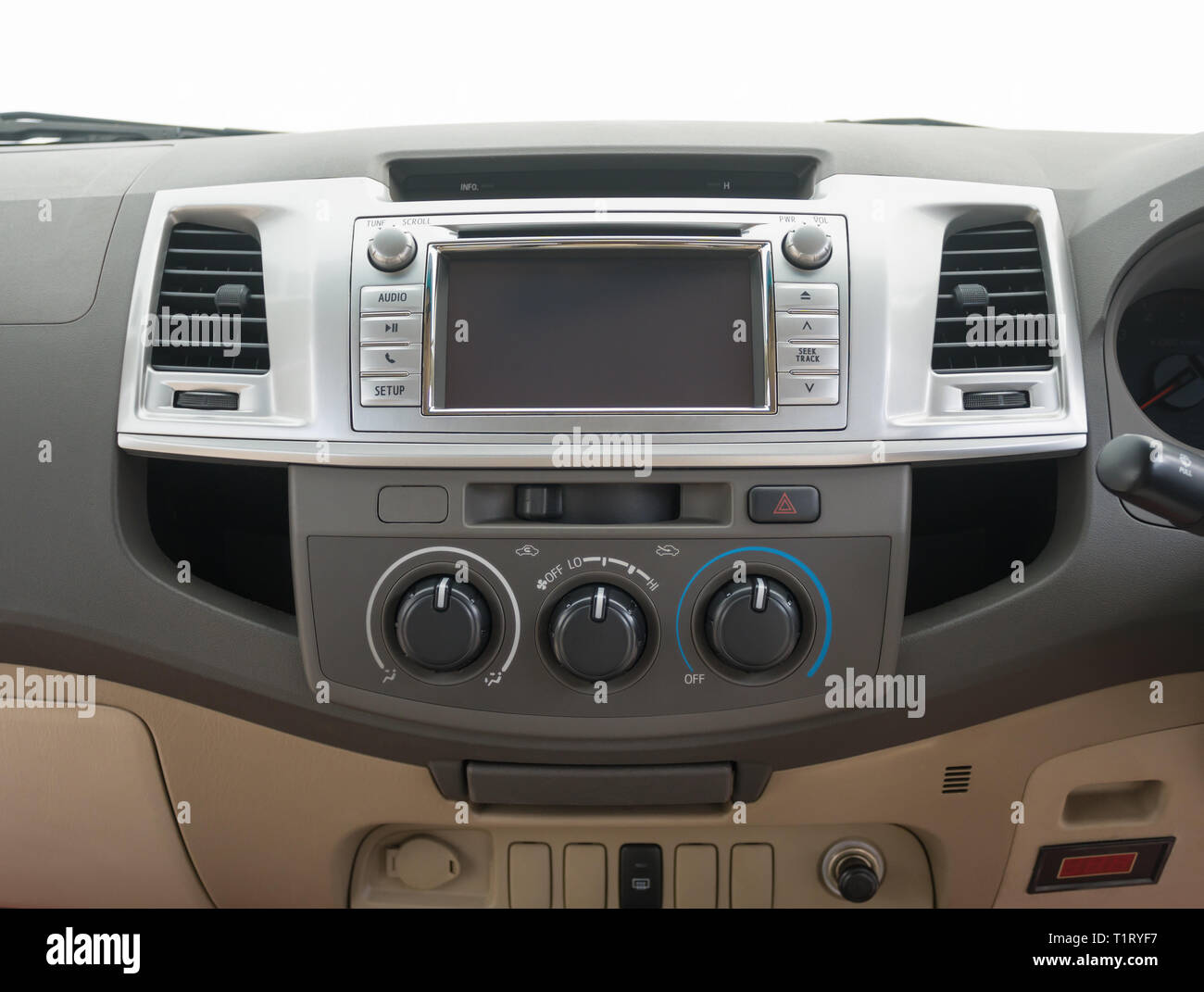 Toyota Vigo Champ3000 Turbo Innenraum Konsole öffnen Vent gehören Touch Screen Monitor Klimaanlage Zigarettenanzünder im Auto Stereo. Toyota Vigo Champ Stockfoto
