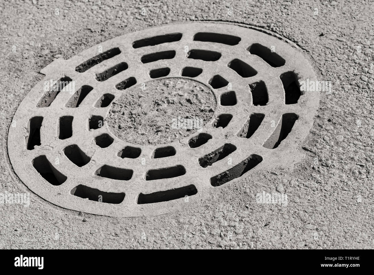 Runde Abwasser verschmutzt Kanaldeckel in Grey Street Pflaster installiert Stockfoto