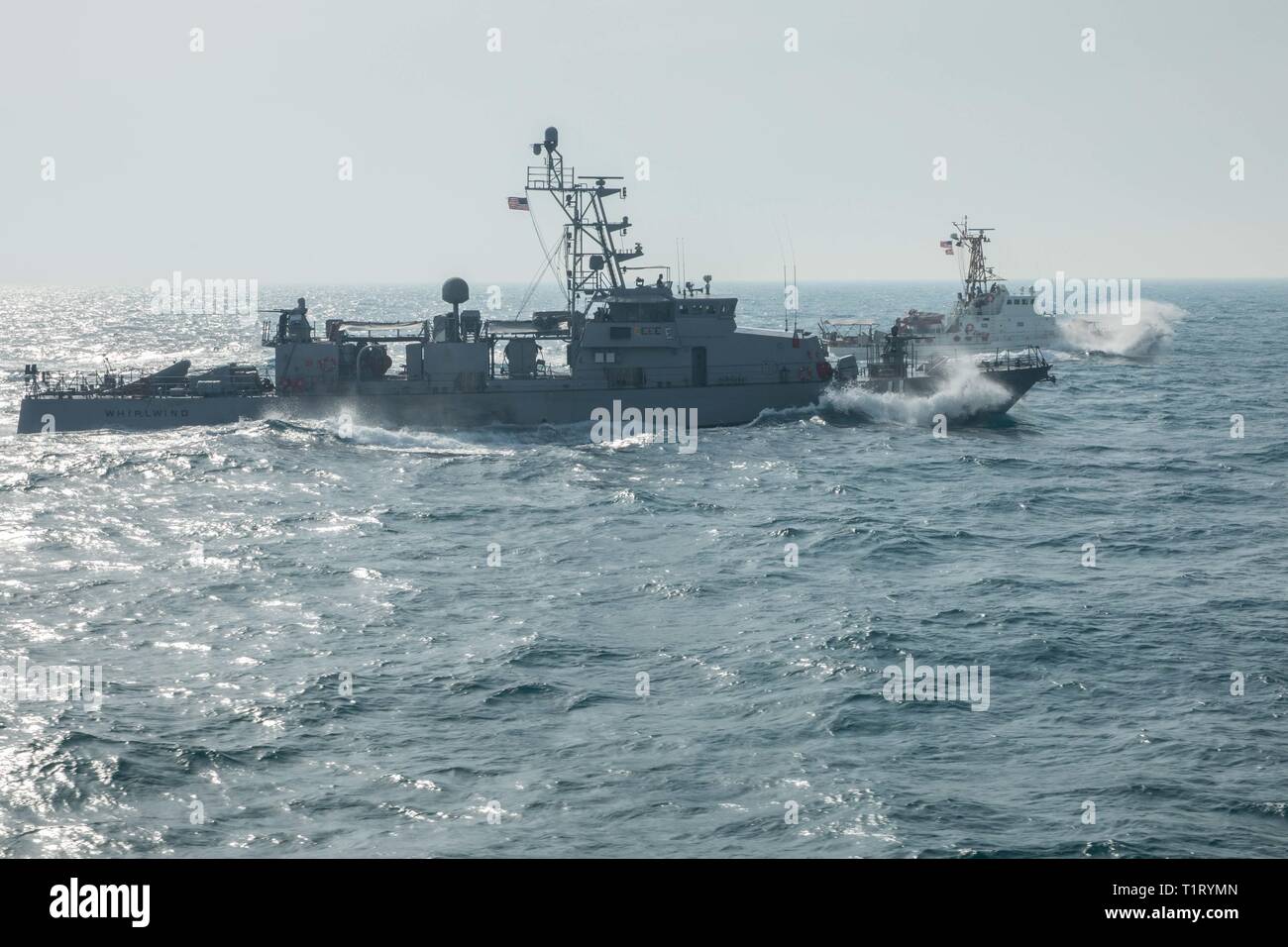 ARABIAN GULF (Mar. 22, 2019) Die Cyclone-Klasse Coastal Patrol Schiff USS Wirbelwind (PC11) und der Insel-Klasse Patrouillenboot USCGC Aquidneck (WPB 1309 Manöver in der Ausbildung. Thunderbolt und Aquidneck freuen sich auf die USA 5 Flotte Bereich im Einsatz für die Stabilität und Sicherheit in der Region zu gewährleisten und verbindet das Mittelmeer und den Pazifischen Raum durch den westlichen Indischen Ozean und drei strategischen Punkten ersticken. (U.S. Armee Foto von 1 Lt Nicholas Zehrung/Freigegeben) Stockfoto